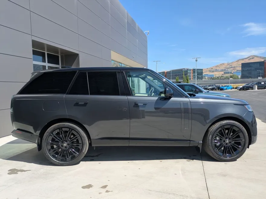 2025 Land Rover Range Rover SE photo 1