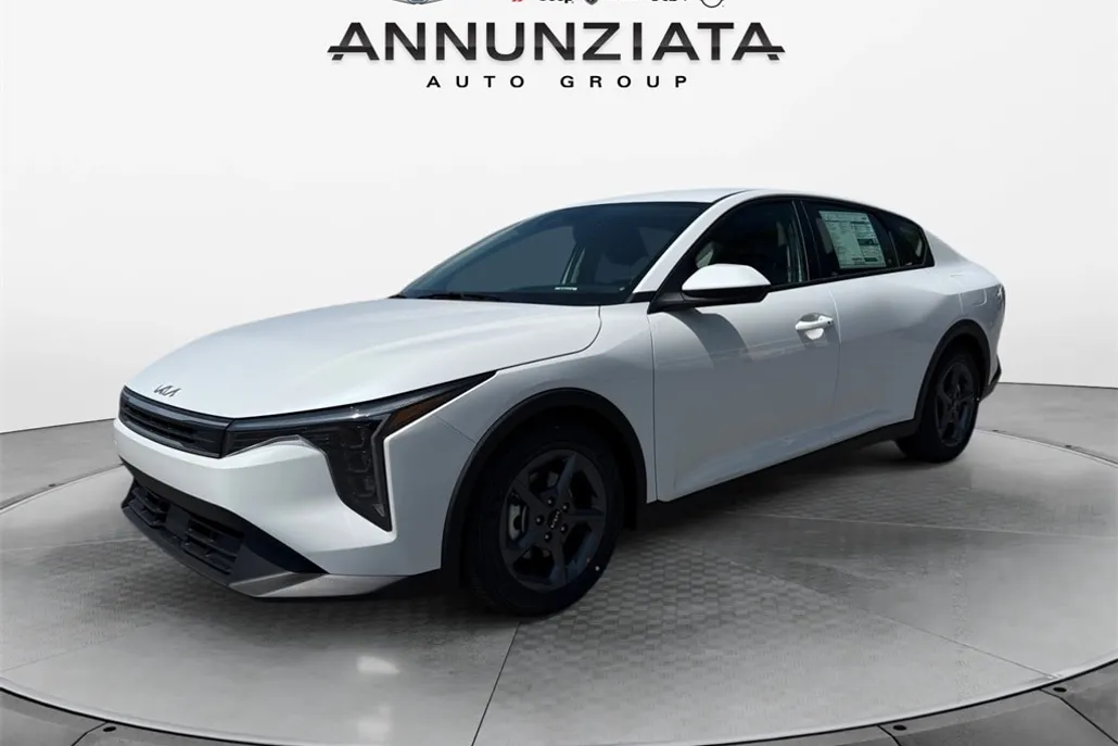 2025 Kia K4 LXS photo 1