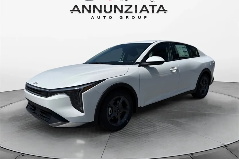 2025 Kia K4 LXS photo 1