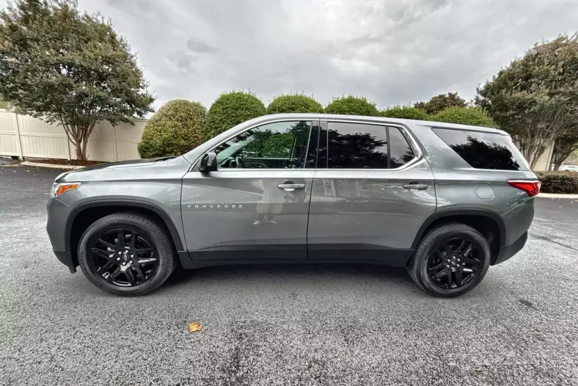 2020 Chevrolet Traverse LS photo 1