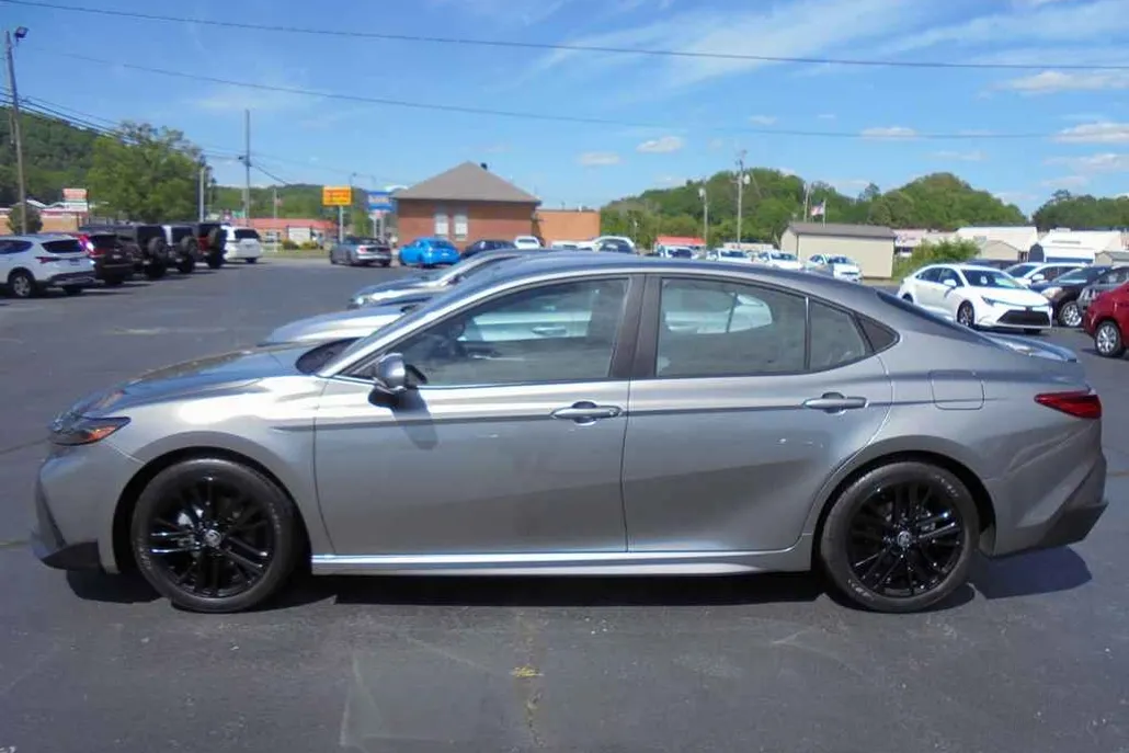 2025 Toyota Camry SE photo 1