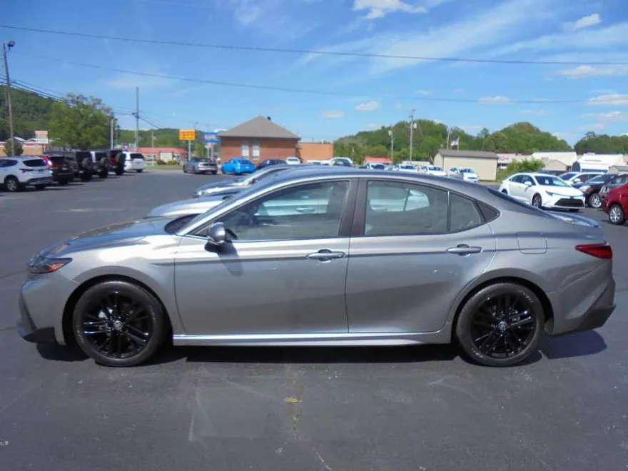 2025 Toyota Camry SE photo 1