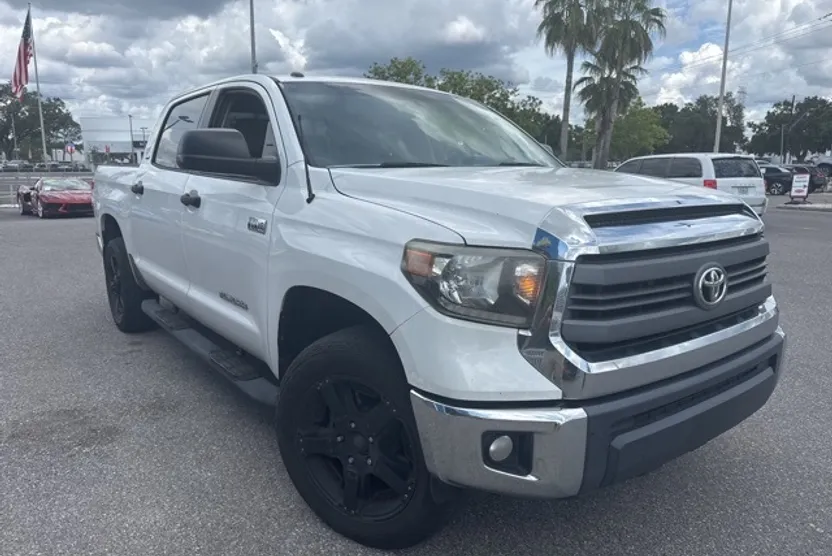 2014 Toyota Tundra SR5 CrewMax photo 1