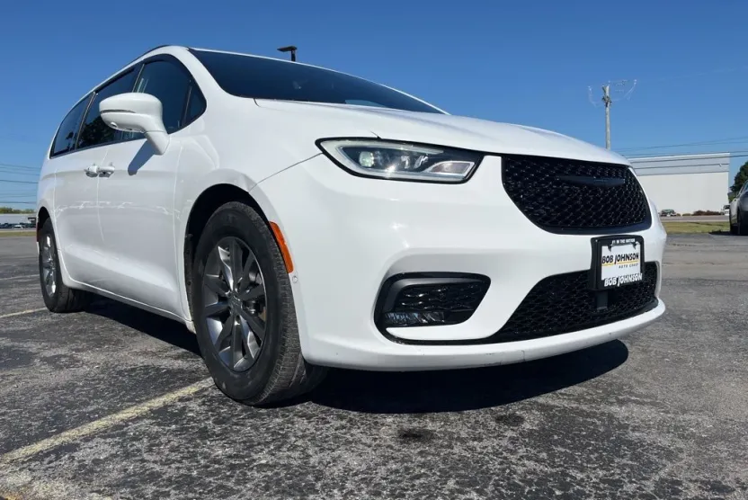 2022 Chrysler Pacifica Limited photo 1