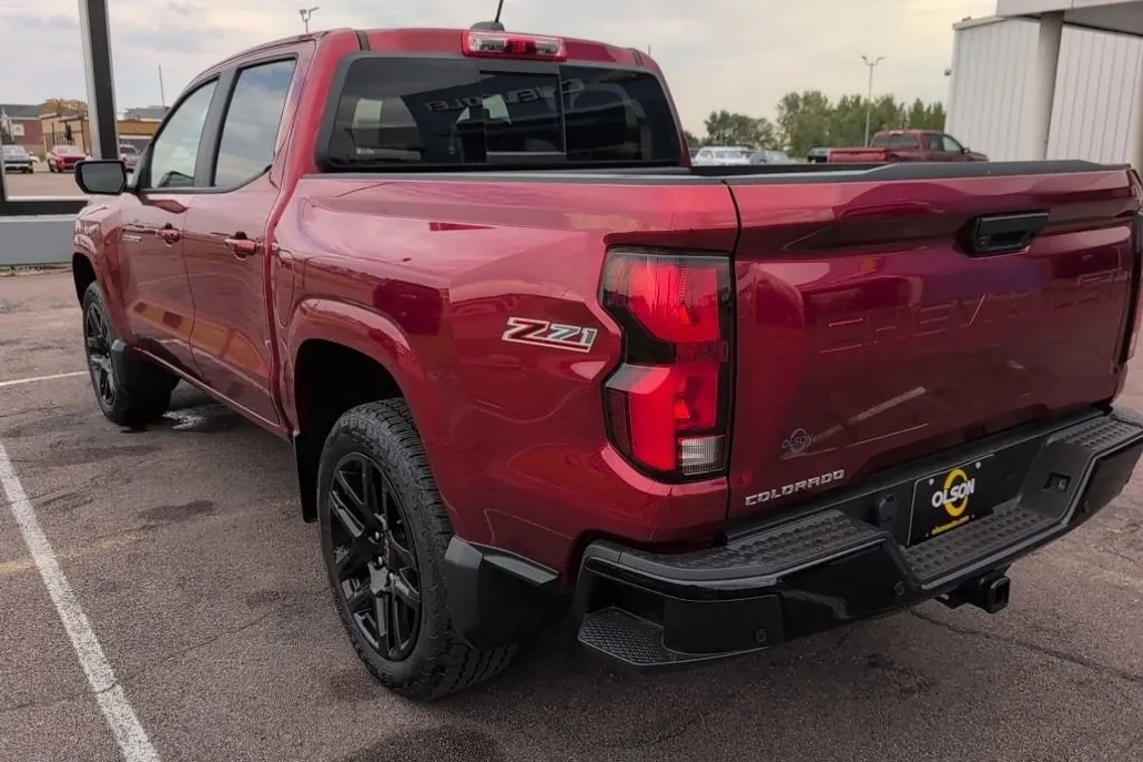 2025 Chevrolet Colorado Z71 photo 1