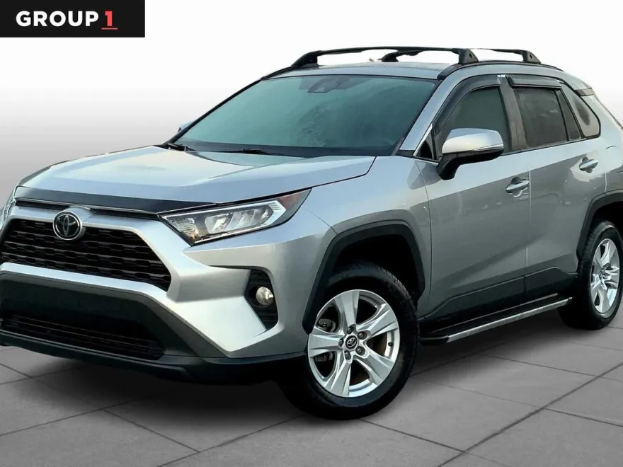 2021 Toyota RAV4 XLE photo 1