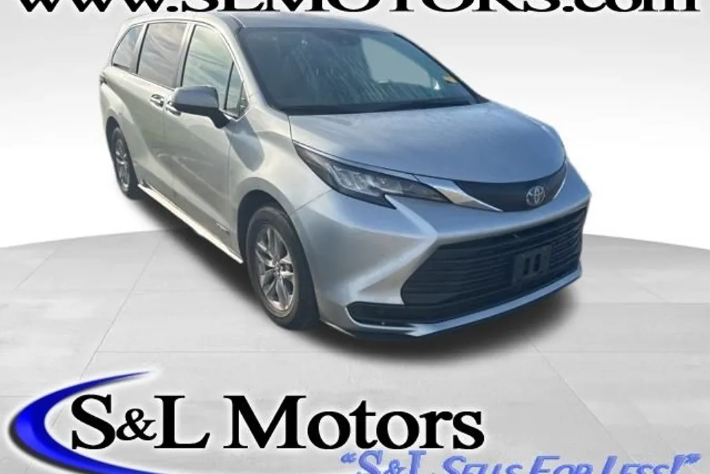 2021 Toyota Sienna LE photo 1