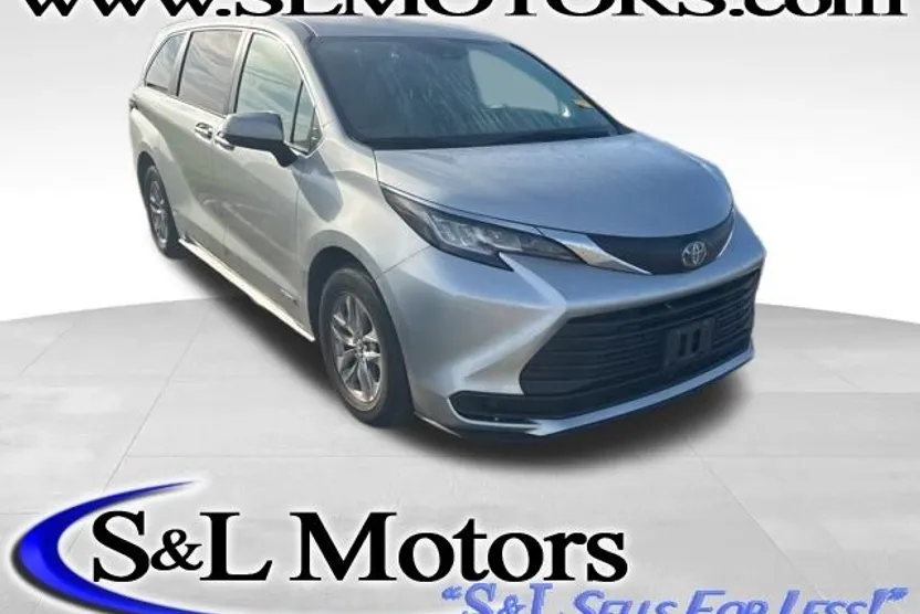 2021 Toyota Sienna LE photo 1