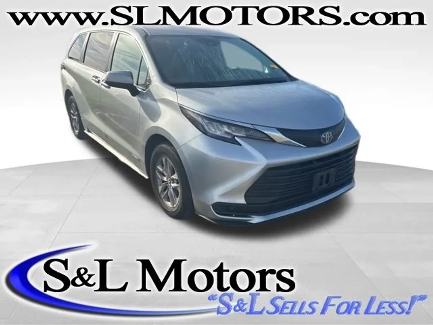 2021 Toyota Sienna LE photo 1