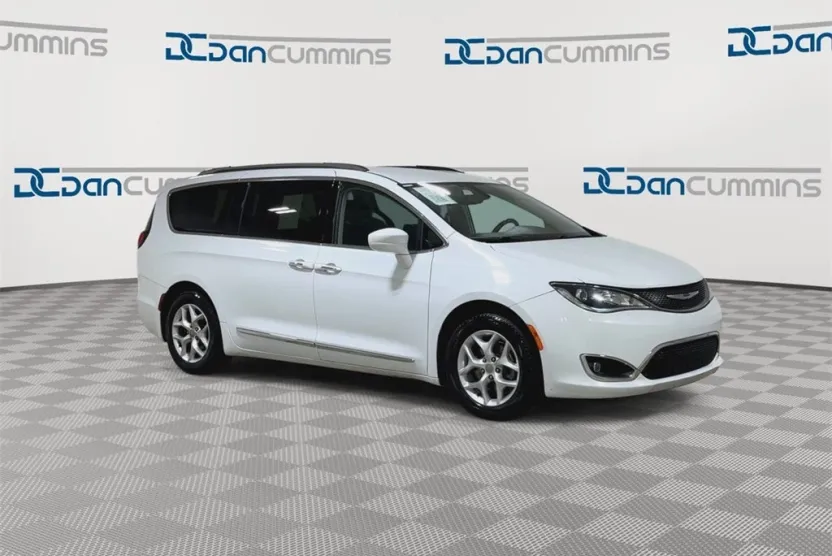 2018 Chrysler Pacifica Touring L photo 1