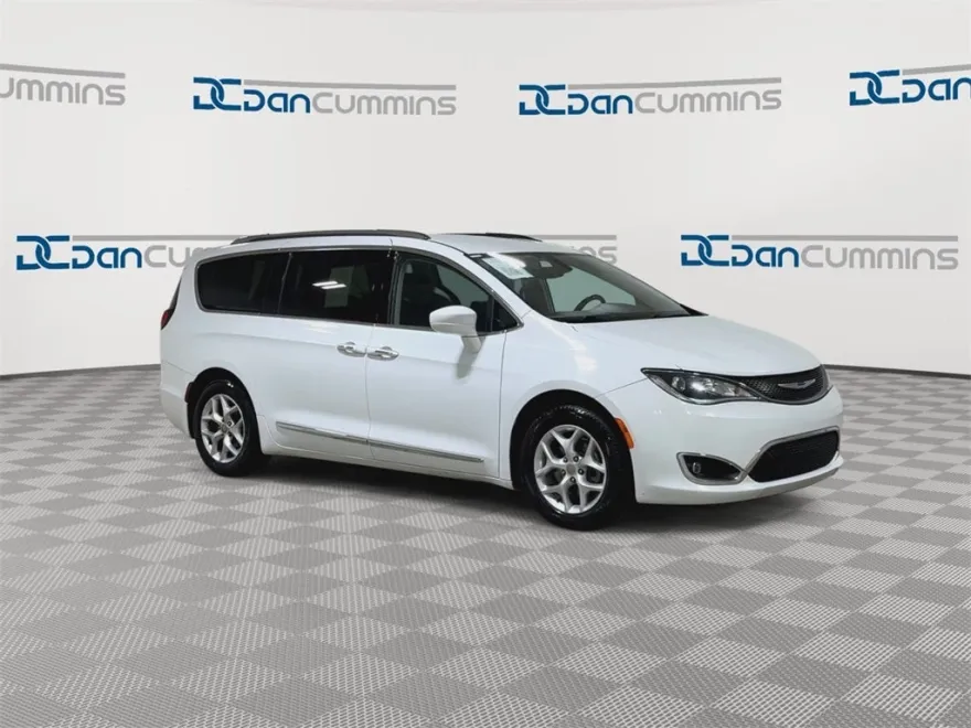 2018 Chrysler Pacifica Touring L photo 1