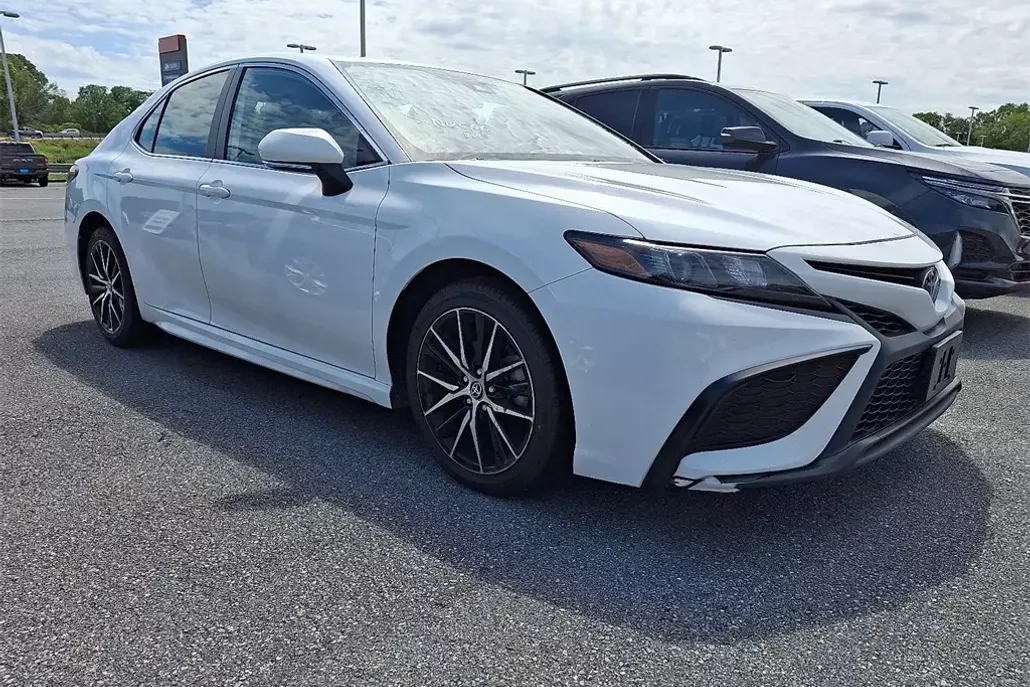 2022 Toyota Camry SE photo 1