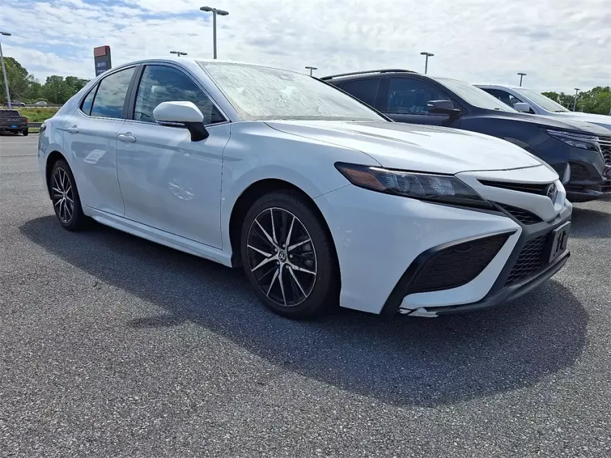 2022 Toyota Camry SE photo 1