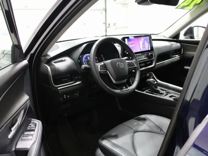2024 Toyota Grand Highlander XLE photo 1
