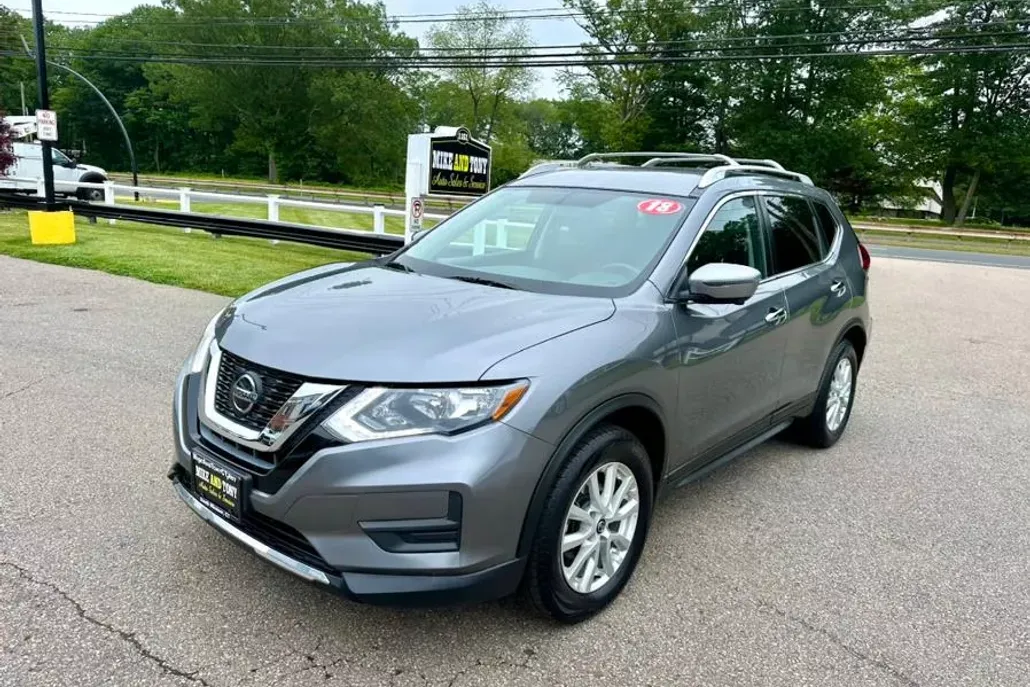 2018 Nissan Rogue SV photo 1