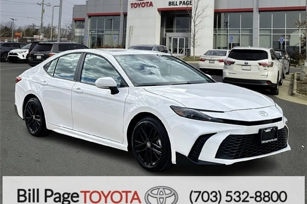 2025 Toyota Camry SE photo 1