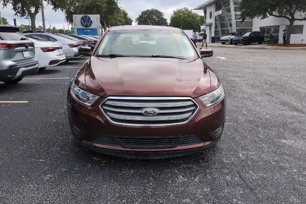 2015 Ford Taurus SEL photo 1