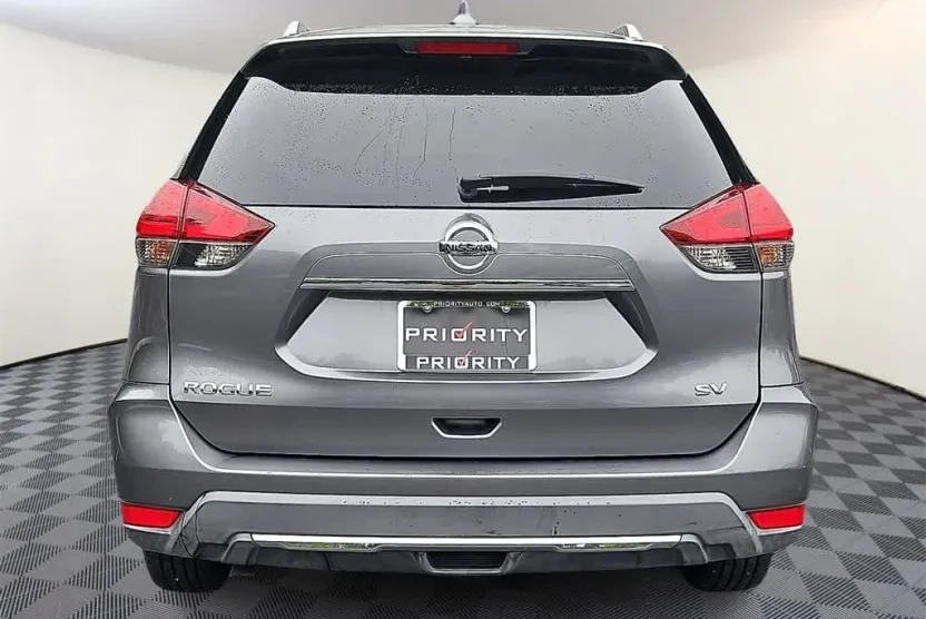 2017 Nissan Rogue SV photo 1