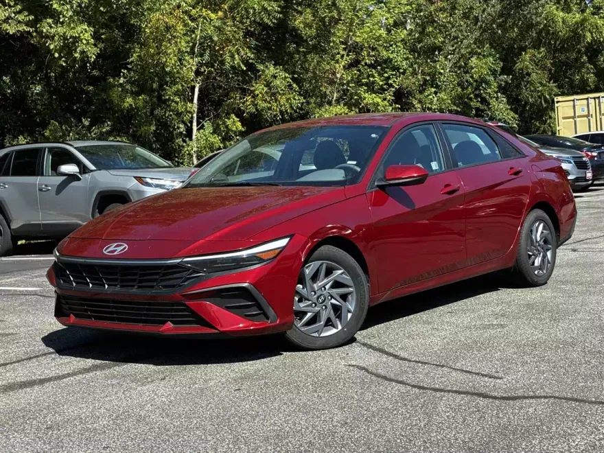 2024 Hyundai Elantra SEL photo 1