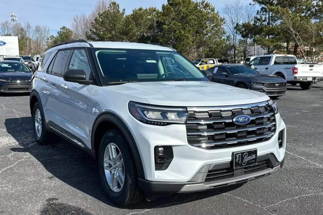 2025 Ford Explorer photo 1