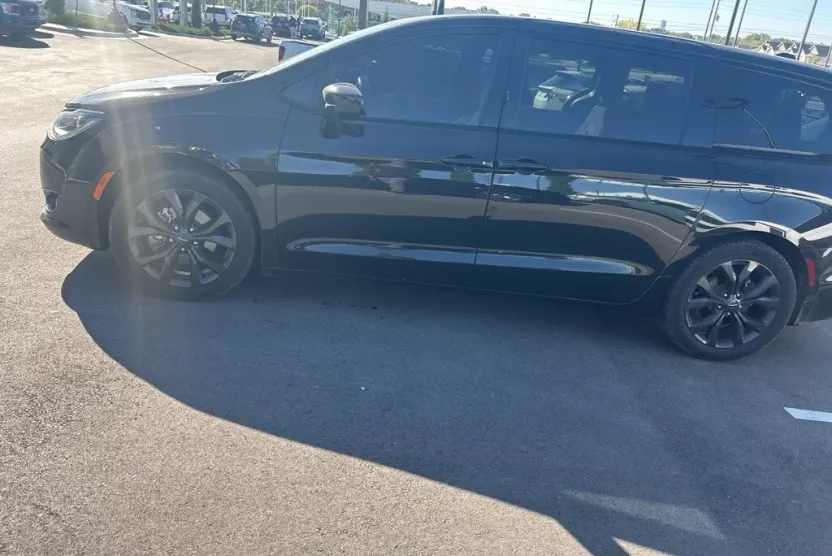 2020 Chrysler Pacifica Touring photo 1