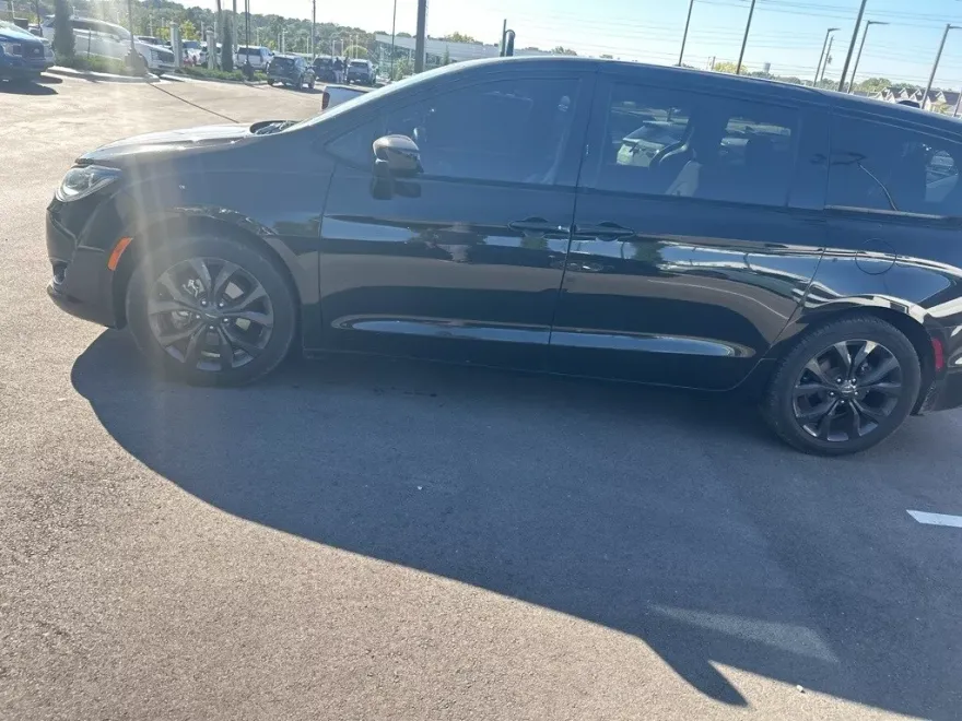 2020 Chrysler Pacifica Touring photo 1