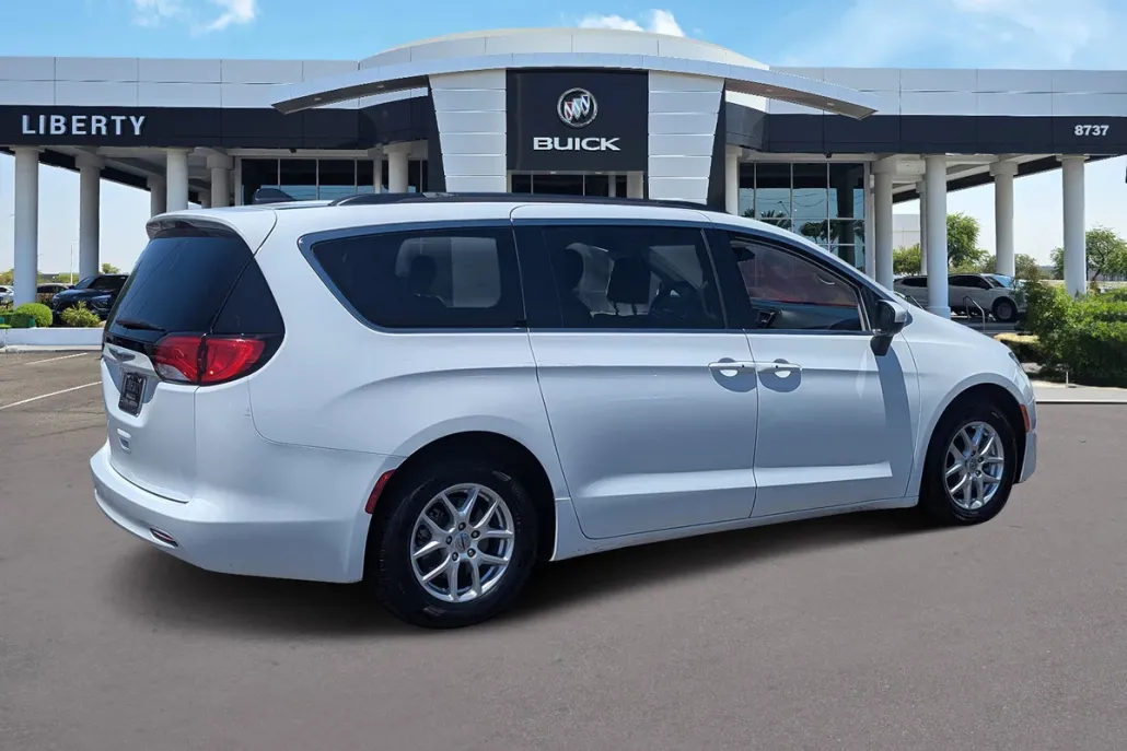 2021 Chrysler Voyager LXi photo 1