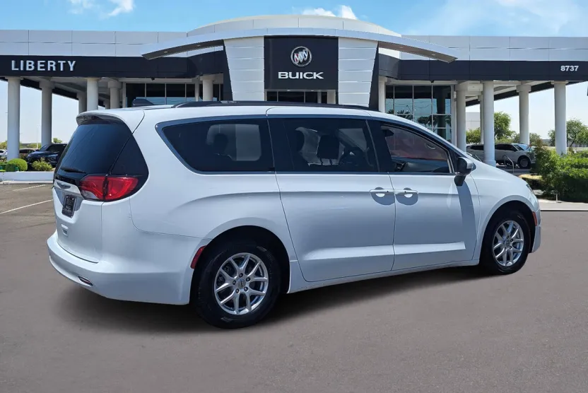 2021 Chrysler Voyager LXi photo 1