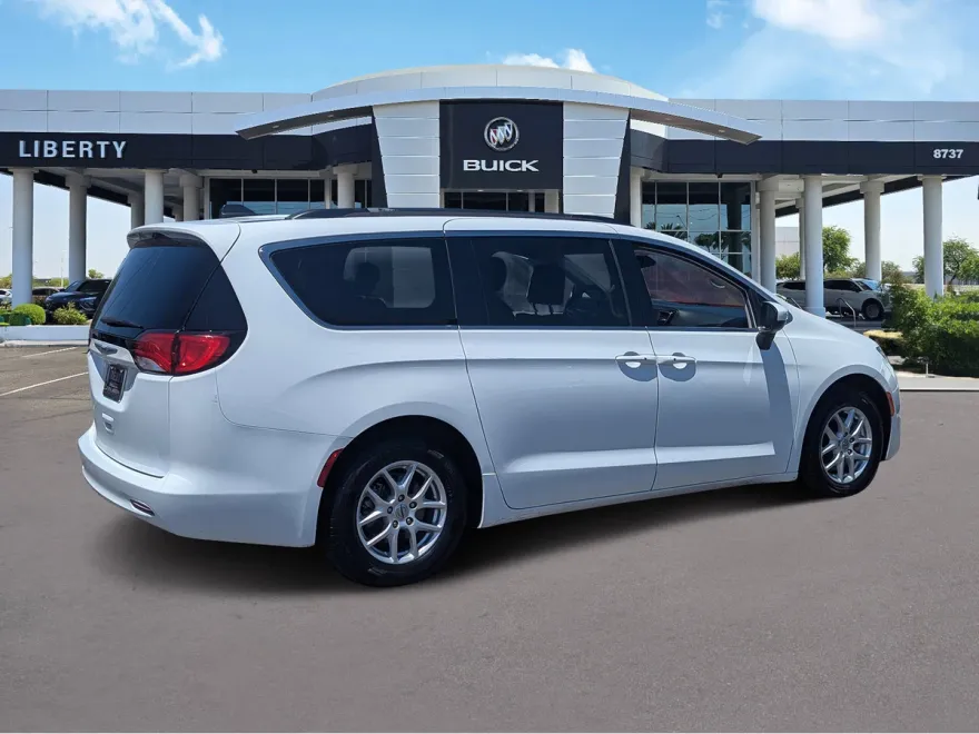 2021 Chrysler Voyager LXi photo 1
