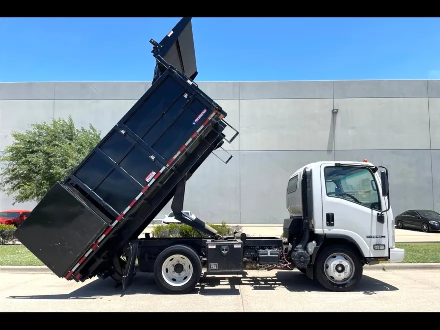 2022 Isuzu NPR photo 1