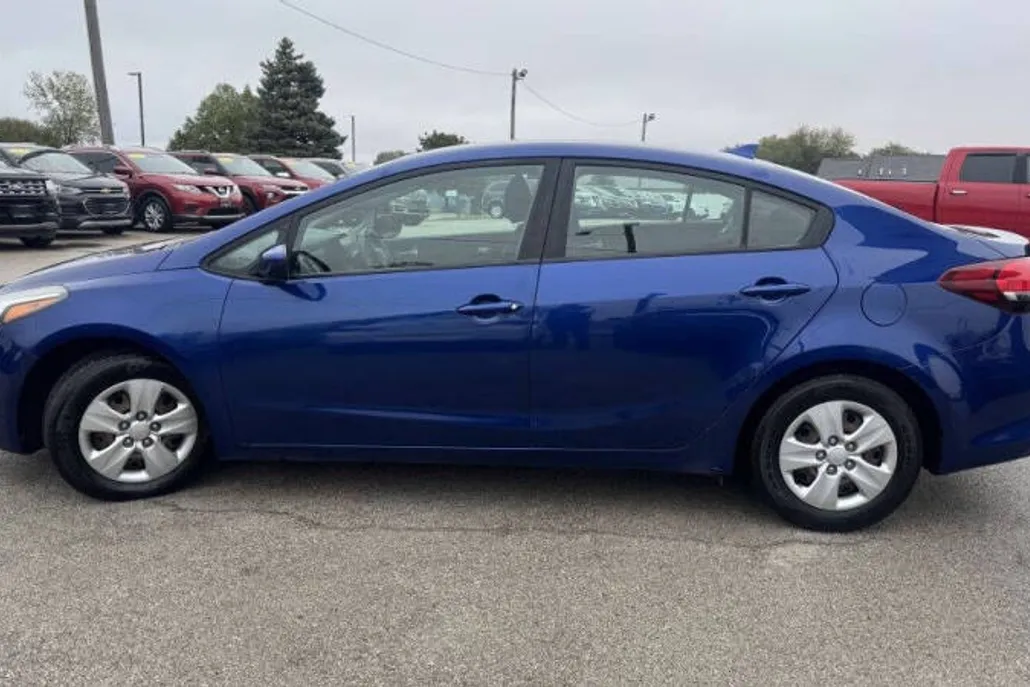 2017 Kia Forte LX photo 1