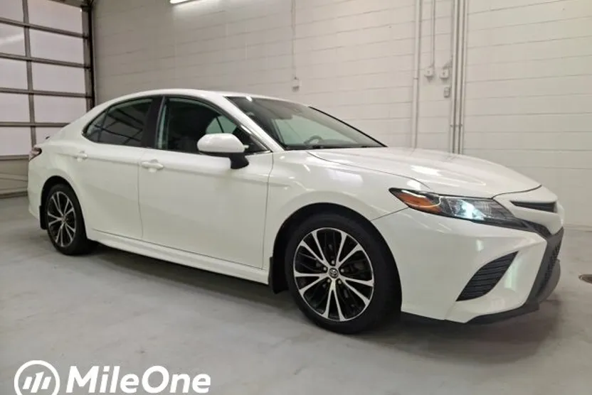 2020 Toyota Camry SE photo 1
