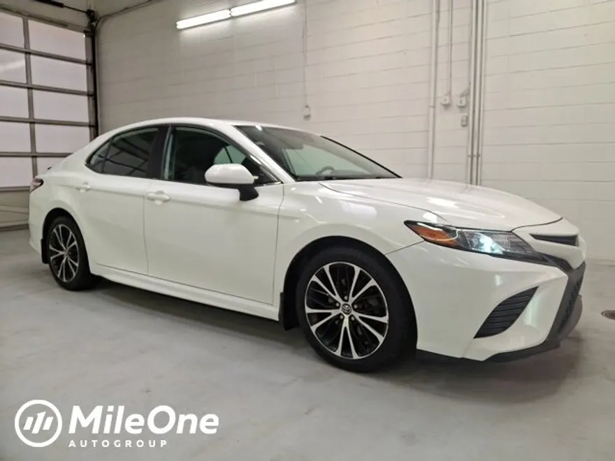 2020 Toyota Camry SE photo 1