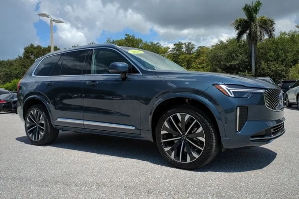 2025 Volvo XC90 B5 Plus photo 1