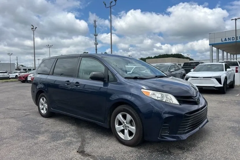 2020 Toyota Sienna L photo 1