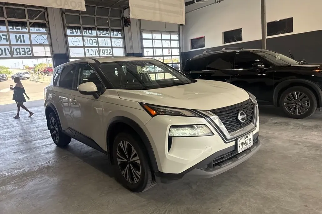 2022 Nissan Rogue SV photo 1