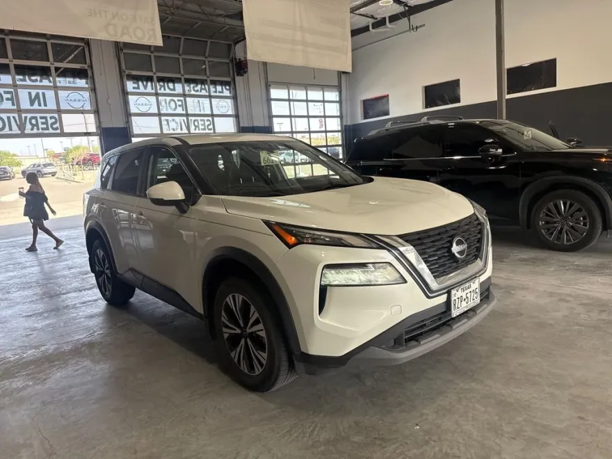 2022 Nissan Rogue SV photo 1