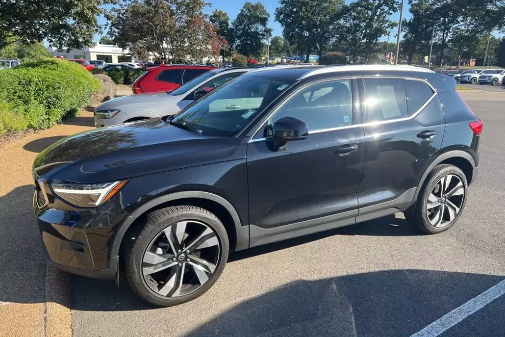 2024 Volvo XC40 Plus photo 1