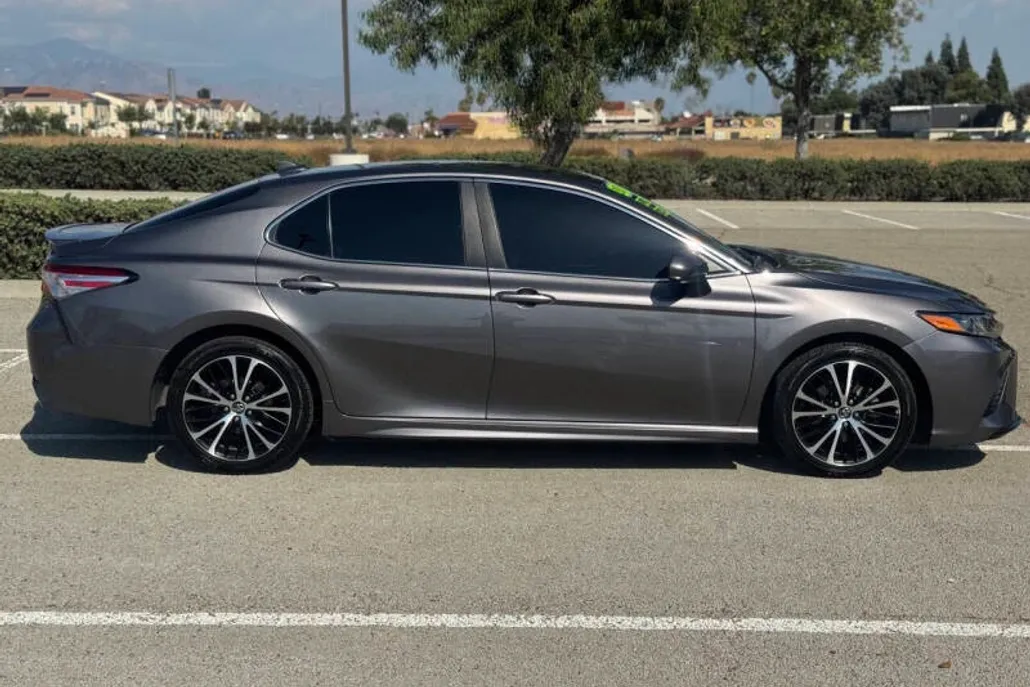 2020 Toyota Camry SE photo 1