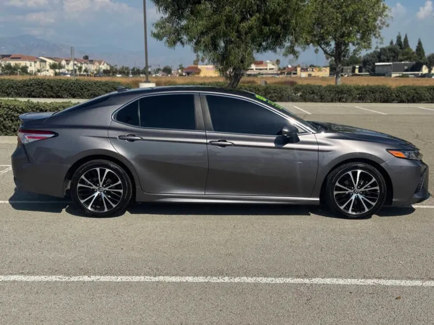 2020 Toyota Camry SE photo 1