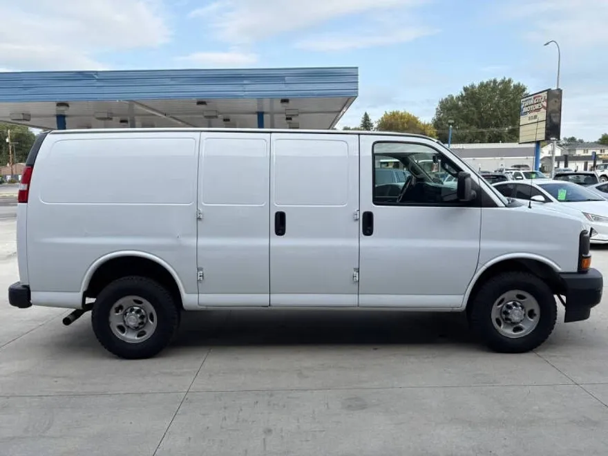 2017 Chevrolet Express 2500 Cargo photo 1