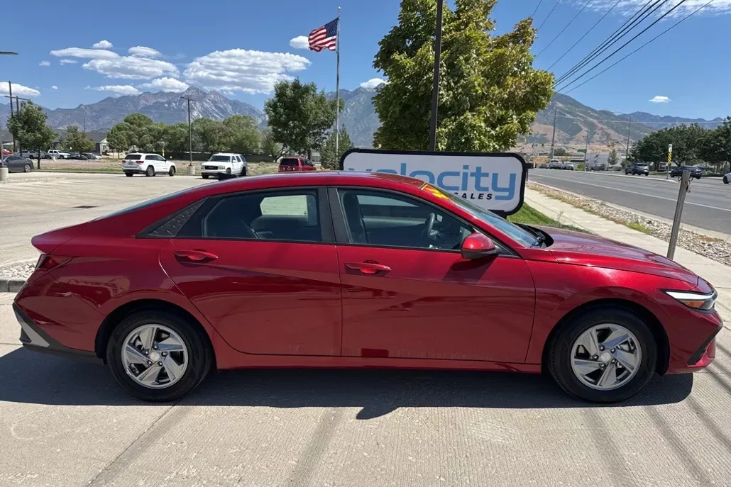 2024 Hyundai Elantra SE photo 1