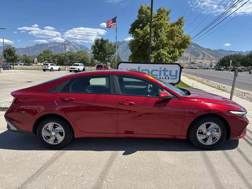 2024 Hyundai Elantra SE photo 1