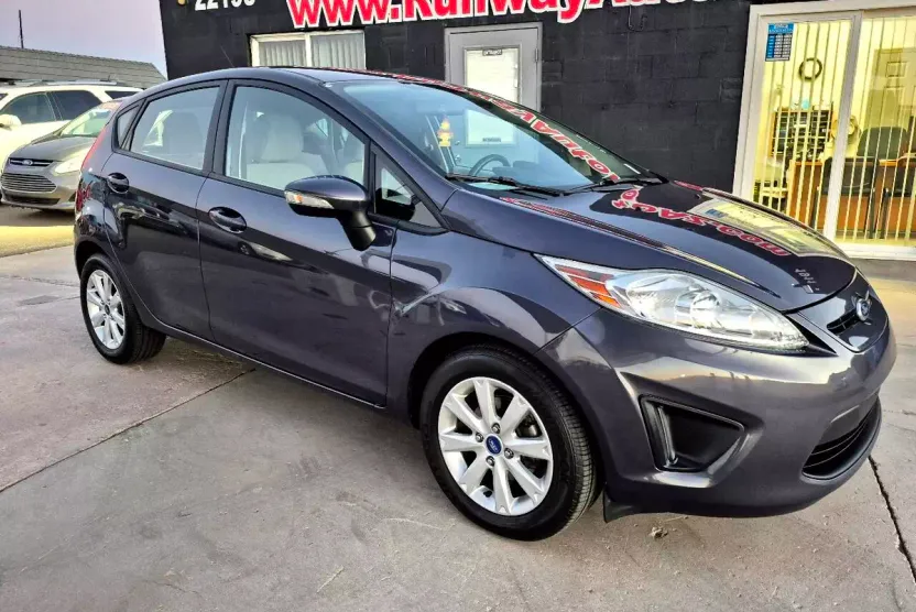 2013 Ford Fiesta SE photo 1