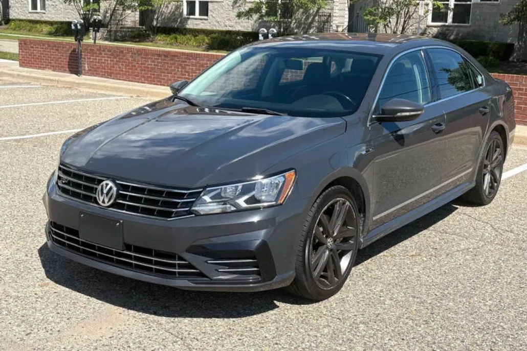 2017 Volkswagen Passat R-Line photo 1