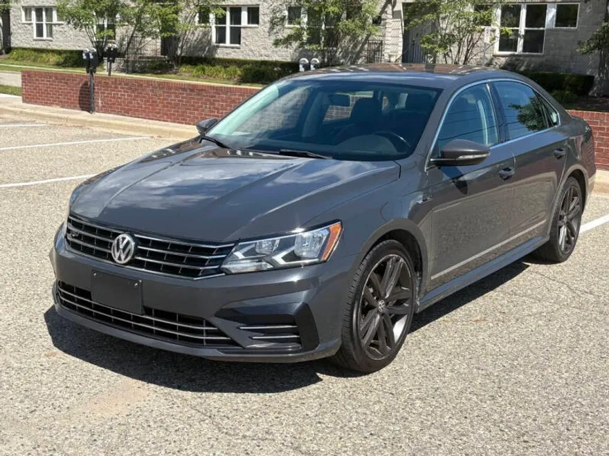 2017 Volkswagen Passat R-Line photo 1