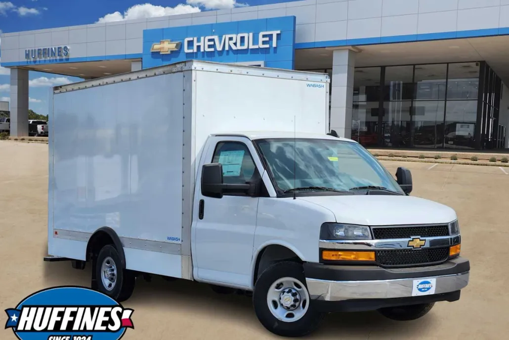 2025 Chevrolet Express 3500 Cutaway photo 1