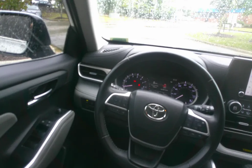 2023 Toyota Highlander XLE photo 1