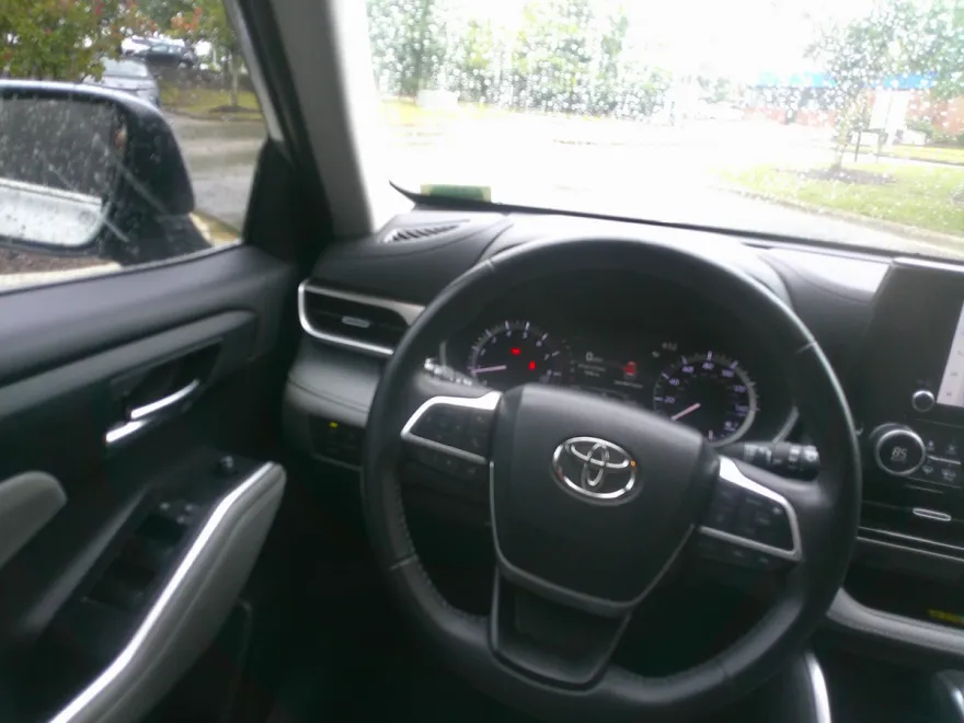 2023 Toyota Highlander XLE photo 1