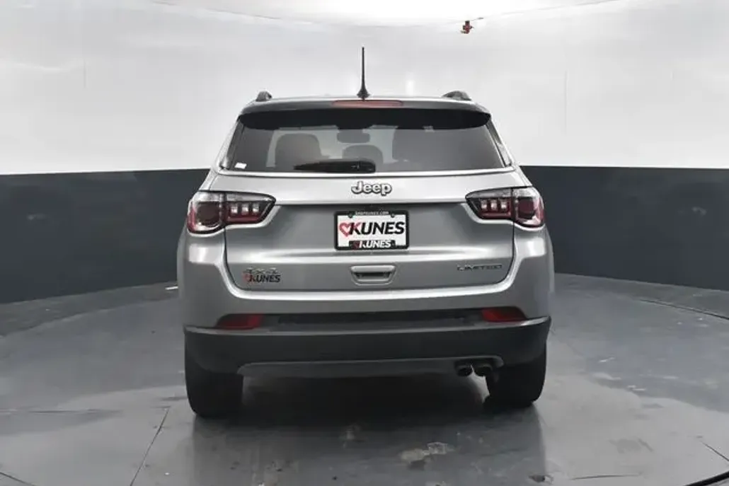 2022 Jeep Compass Limited photo 1